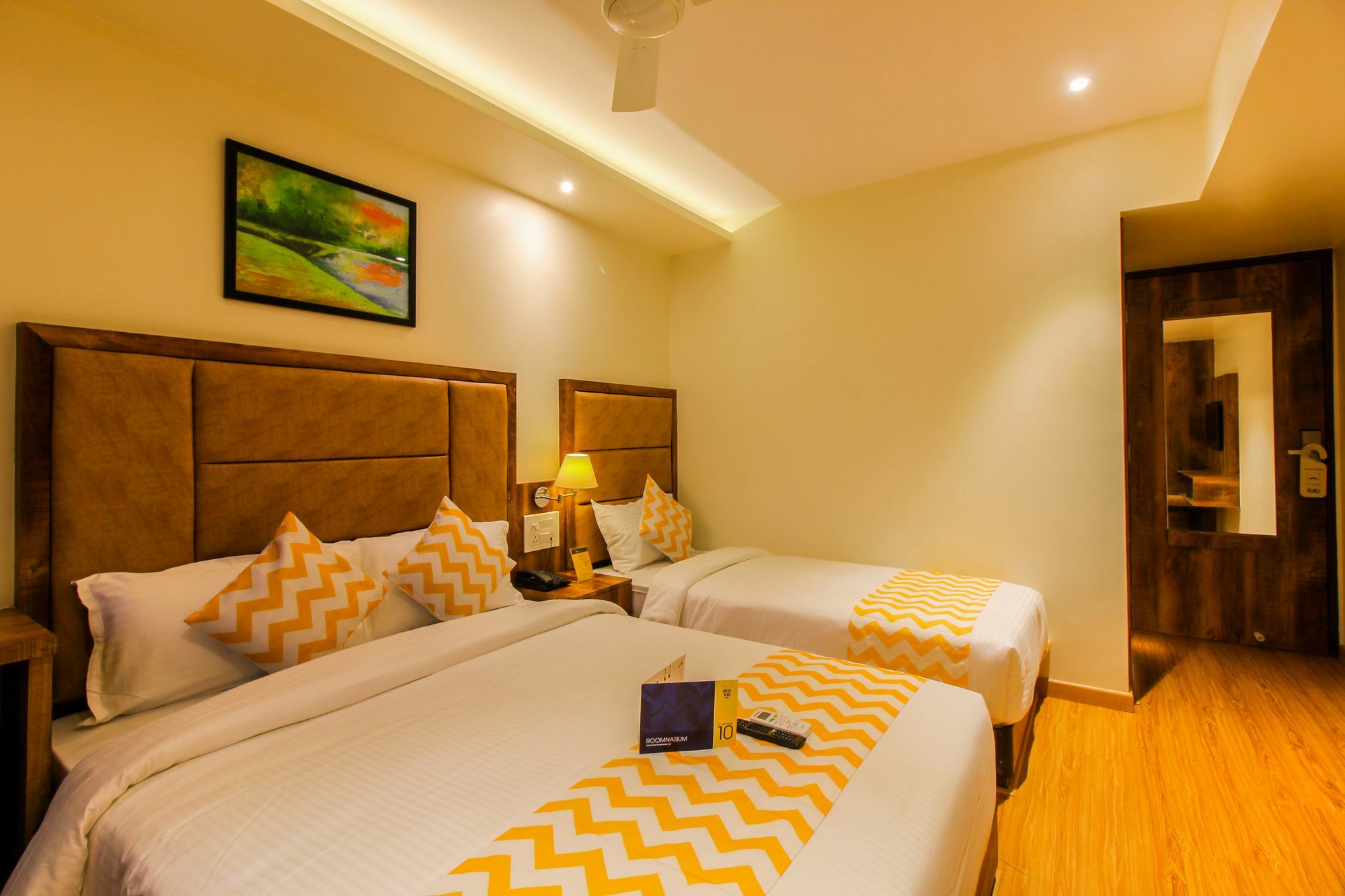 Fluorescent By Bizzgrow Hotels International Airport - Formerly Known As Byaris International มุมไบ ภายนอก รูปภาพ